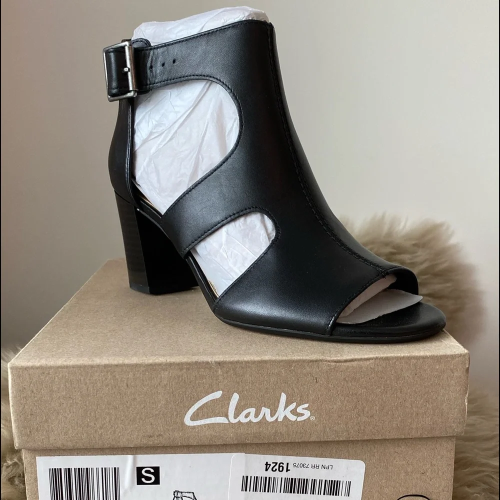 NIB Clarks Sandals - Picture 1 of 2